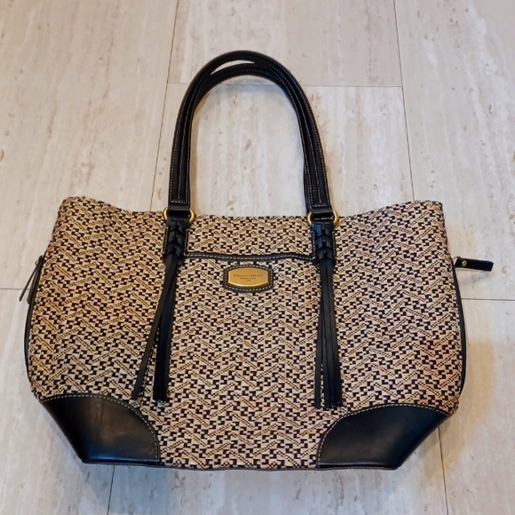 Tignanello Handbags - Stunning Tignanello Shoulder Bag